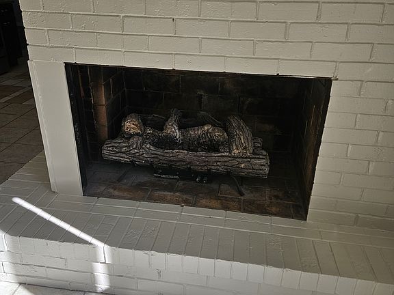 5th image of 903 Oxford Dr