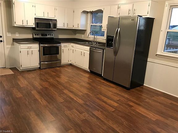 4th image of 140 Woodcreek Dr