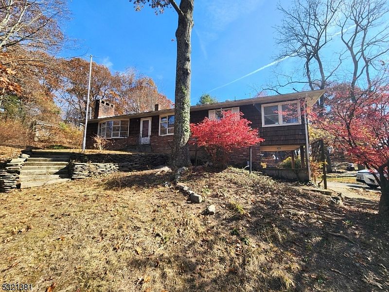 1st image of 270 Lakeview Dr