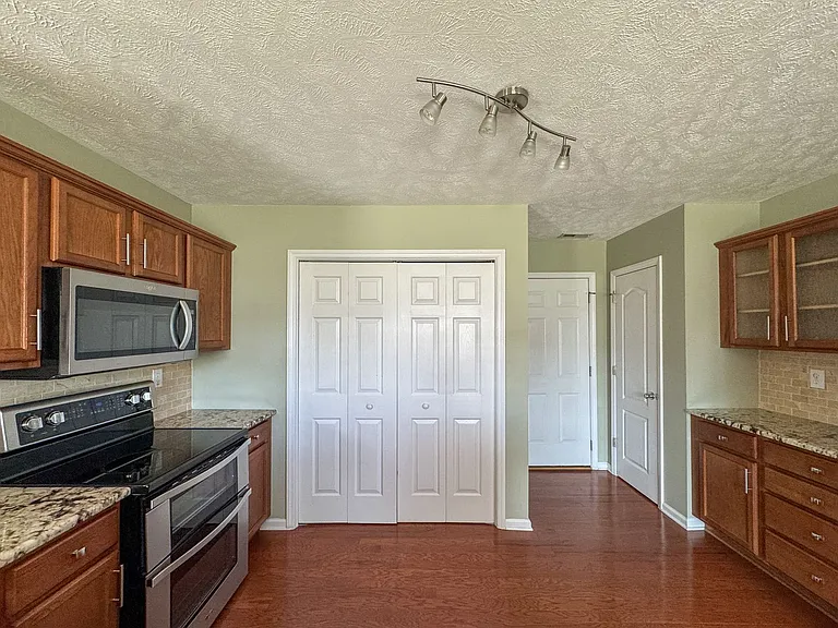 1945 Yellowbrick Rd — Photo 13