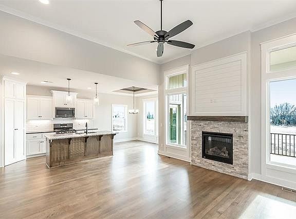 3rd image of 811 W Solomon Dr