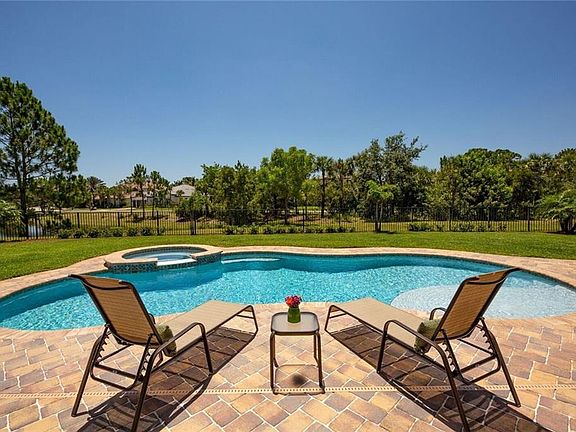 4th image of 889 SW Sun Cir