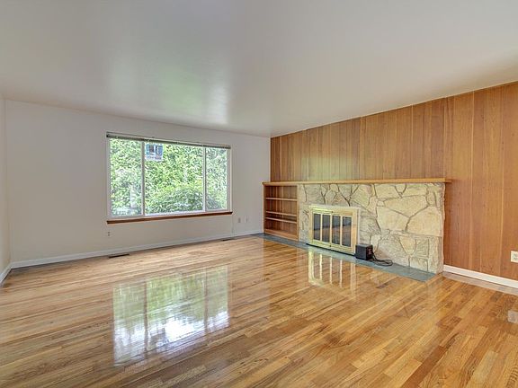 3rd image of 19823 Greenwood Pl N