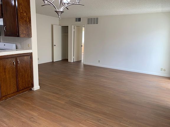 3rd image of 1411 N Poinsettia Pl #206