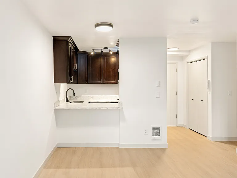 Walnut Manor — Photo 12