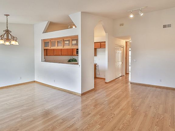 3rd image of 861 Warwick Ave