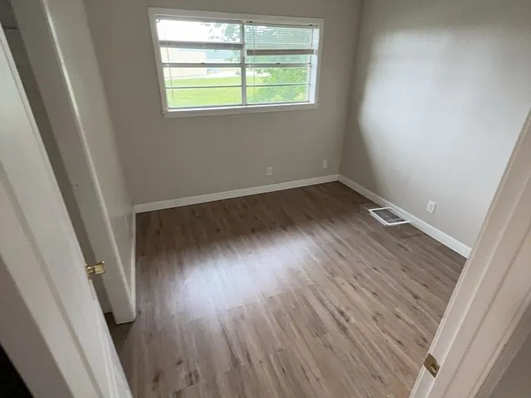 307 Canada St — Photo 12