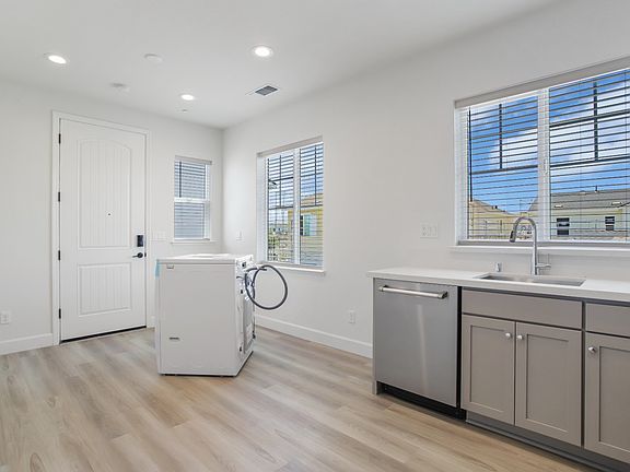 5th image of 2926 Granger St #2