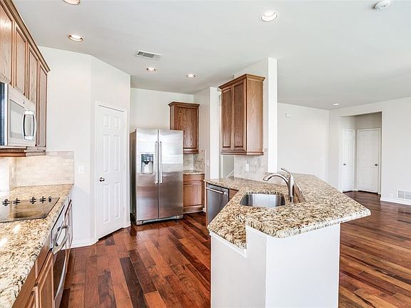 4th image of 3006 Honey Locust Dr
