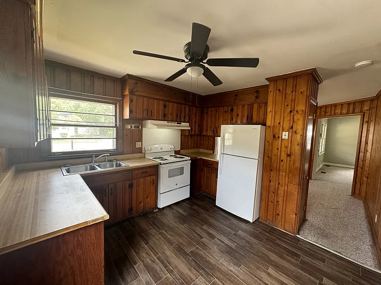 221 Shirley Dr — Photo 7