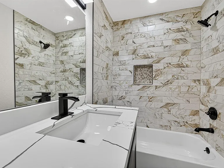 3006 Golden Hills Ln — Photo 33