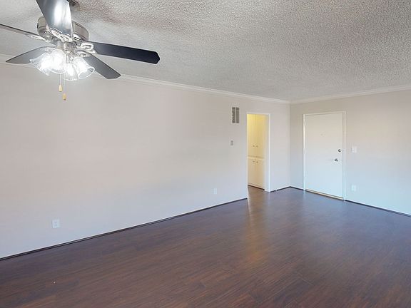 4th image of 924 N Hayworth Ave #44-9