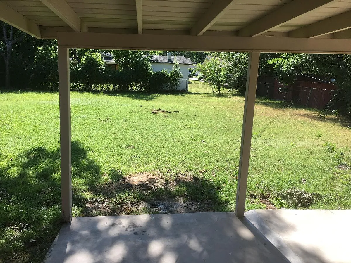 5 bed, 2362 sqft, $2,200 — Photo 2