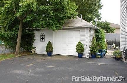 Garage
						:
						Separate garage for your "stuff" or bulldoze it for free flow parking.