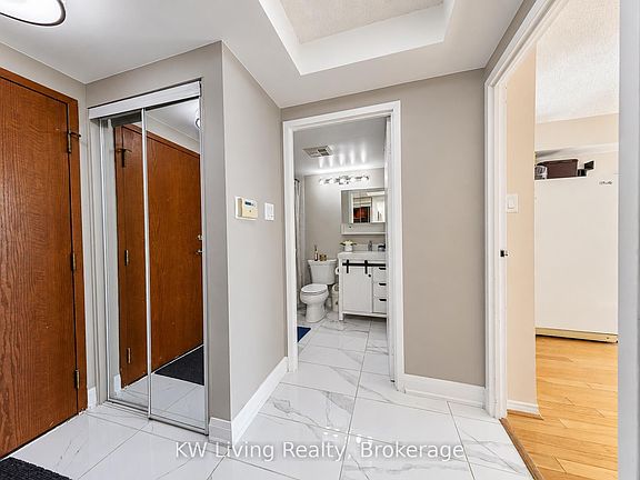 4th image of 10 Yonge St #1702