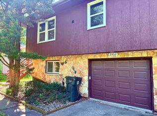 2302 W 3rd St, Cedar Falls, IA 50613