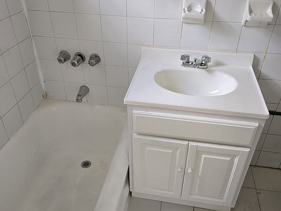 3rd image of 438 52nd St APT C1