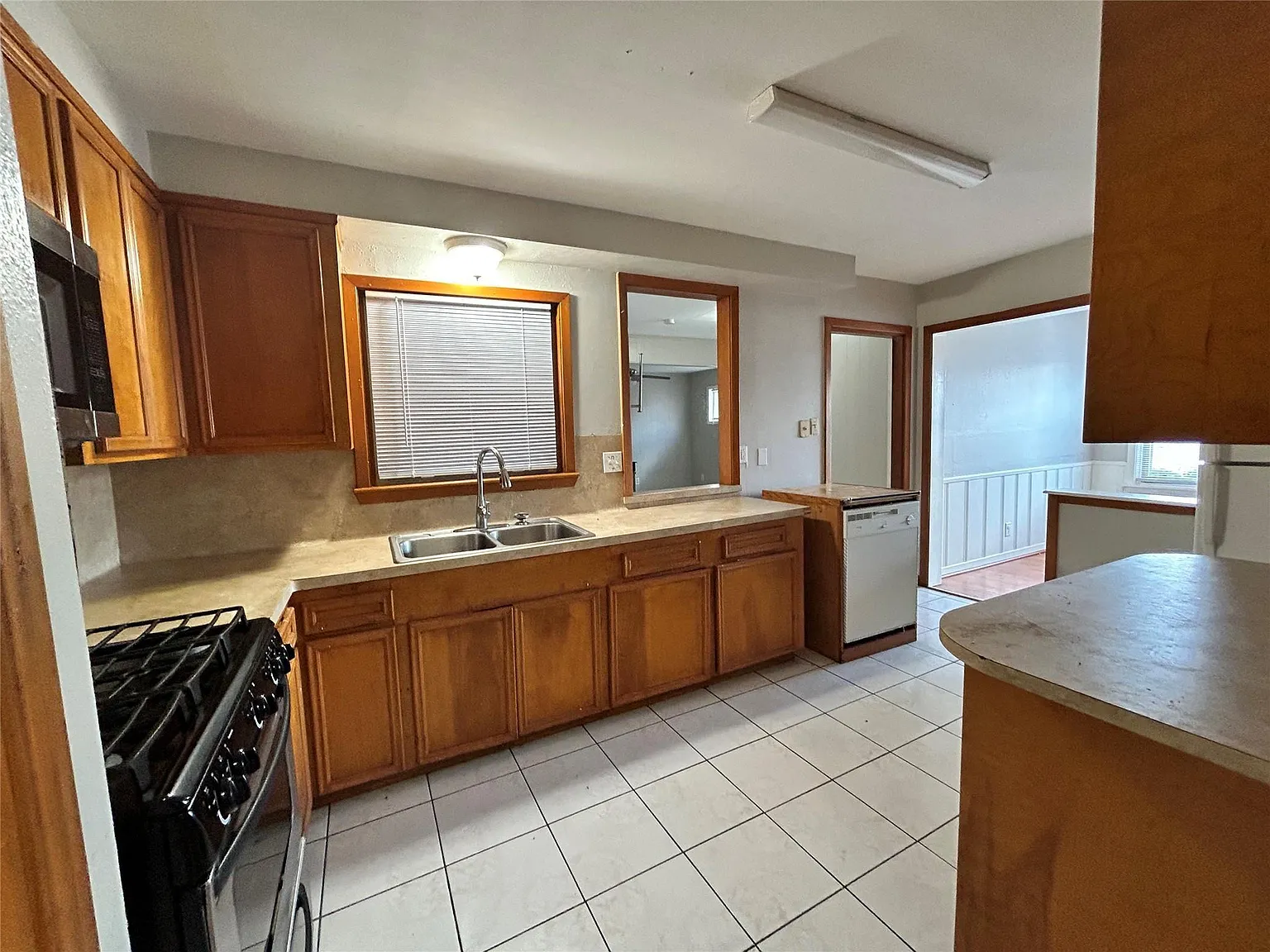 3 bed, 2.5 bath, 1924 sqft, $1,750 — Photo 3