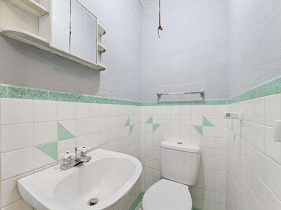 4th image of 5038 N Bellaire Ave