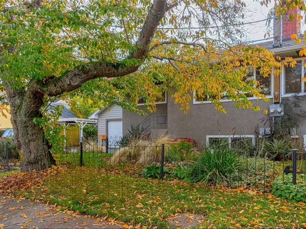 1207 Walnut St, Victoria, BC V8T 1N3