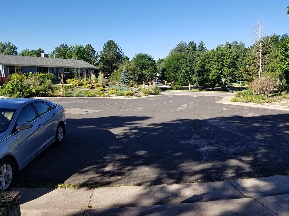 only 5 houses in the circle- retired couple to the south ve