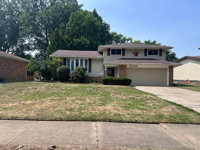 21228 Nottingham Dr — Photo 2