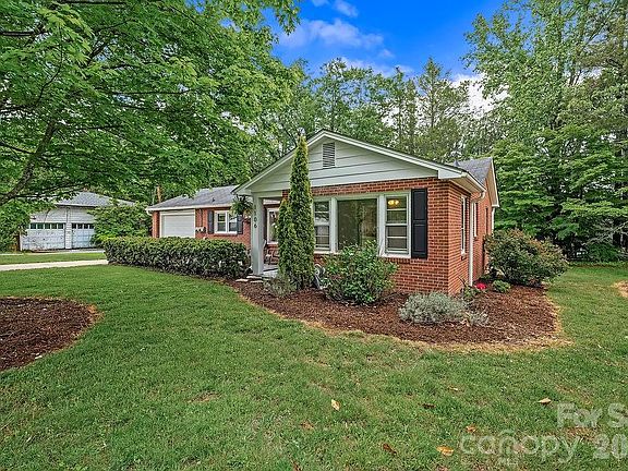 4th image of 1106 Cherokee Dr