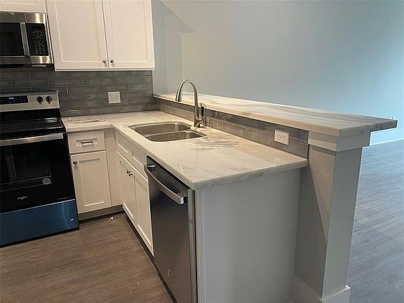 3rd image of 2727 Houston Ave #303