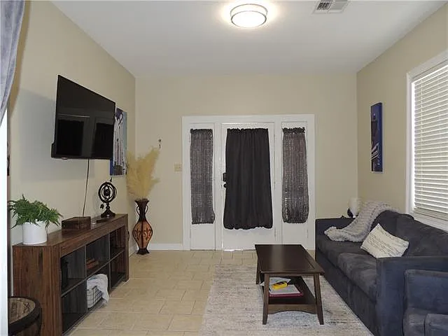 2 bed, 1.0 bath, 852 sqft, $1,200 — Photo 3