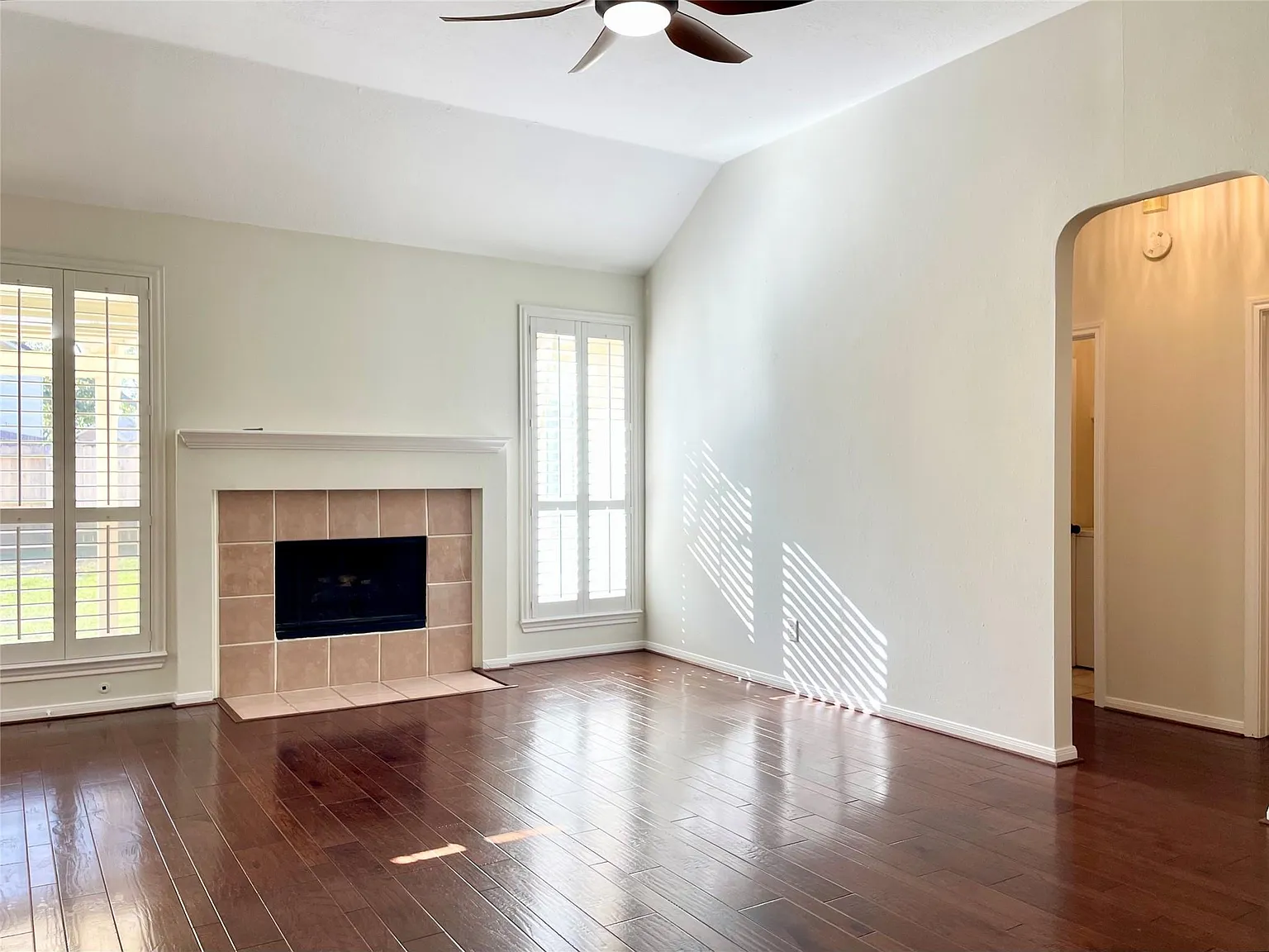 3 bed, 2.0 bath, 1638 sqft, $2,200 — Photo 4