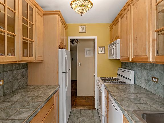 4th image of 420 E 55th St APT 5N