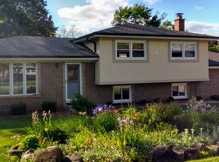 17W160 Leahy Rd, Oakbrook Terrace, IL 60181