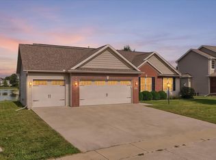 1813 Deer Run Dr, Mahomet, IL 61853