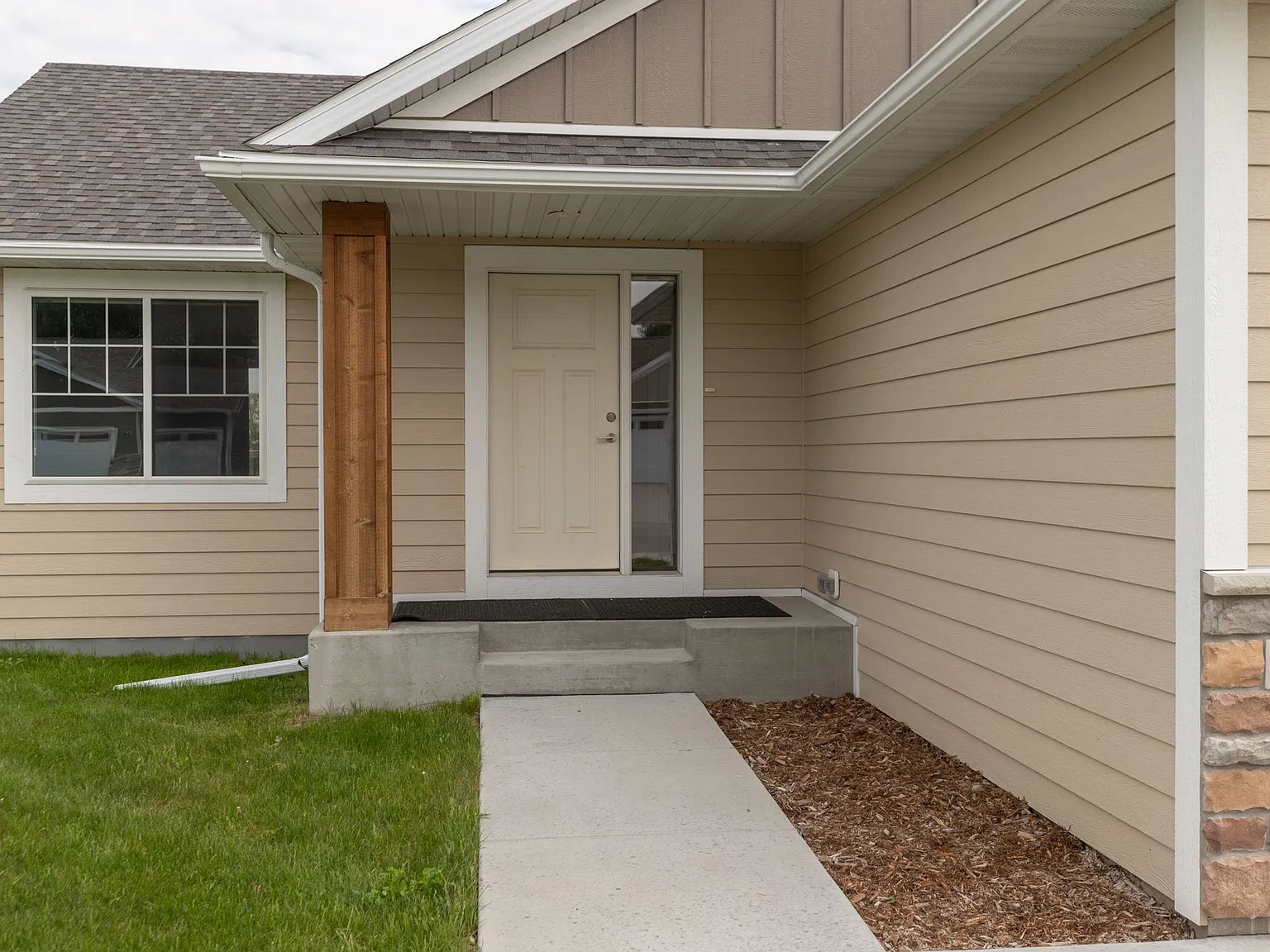 4 bed, 2208 sqft, $2,650 — Photo 2