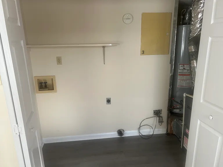 3260 Spring Hollow Ave — Photo 8