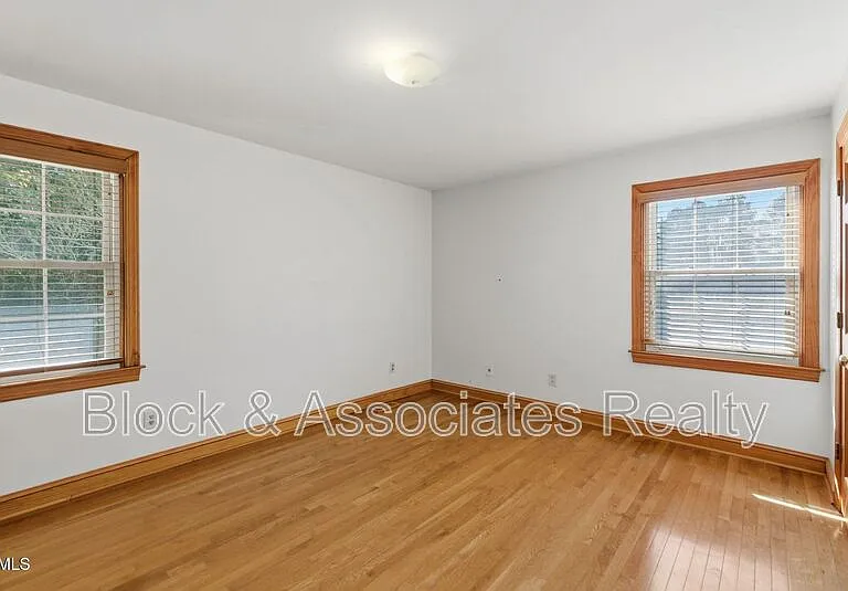 1200 Boxwood Ln — Photo 11