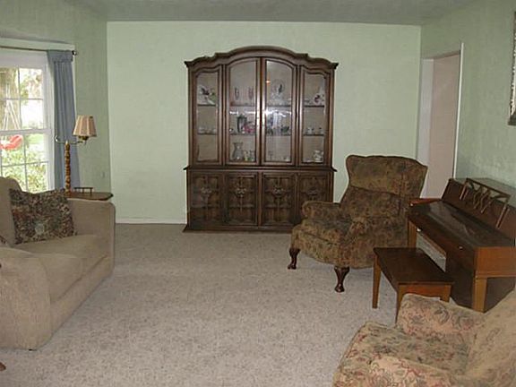 2nd image of 902 Tanglewood Dr E