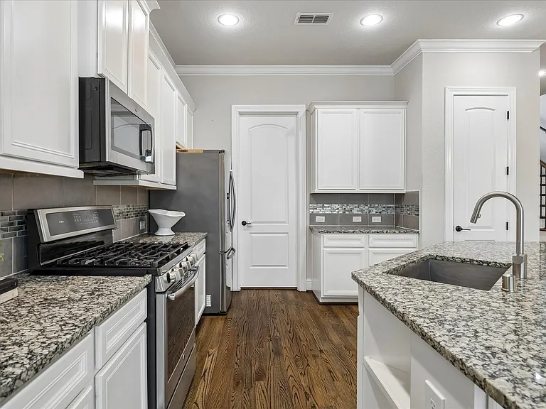 1704 Oak Leaf Pass Dr — Photo 17