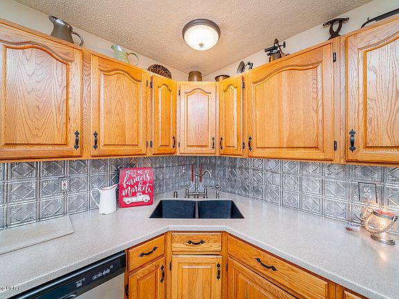 4th image of 7802 Bramble Ln