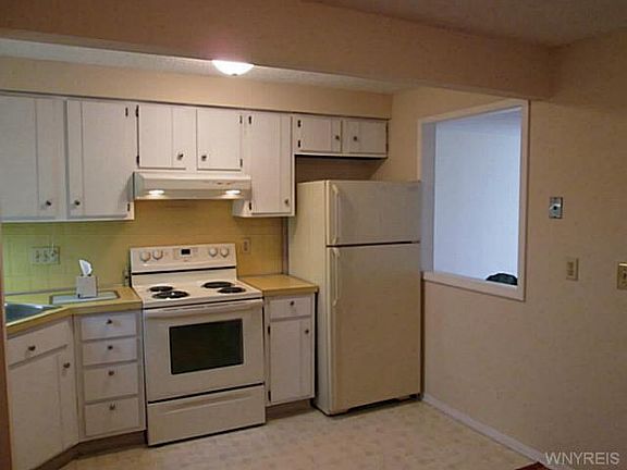 3rd image of 8A Foxberry Dr S