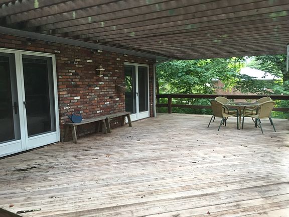 Entrace with large deck