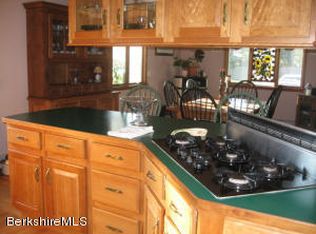 152 Maple Grove Dr, Pittsfield, MA 01201