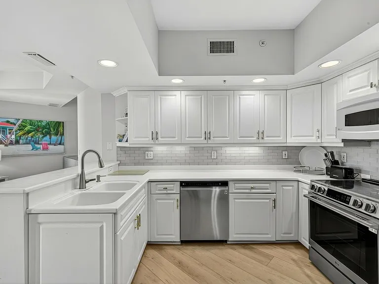 1001 Arbor Lake Dr — Photo 23
