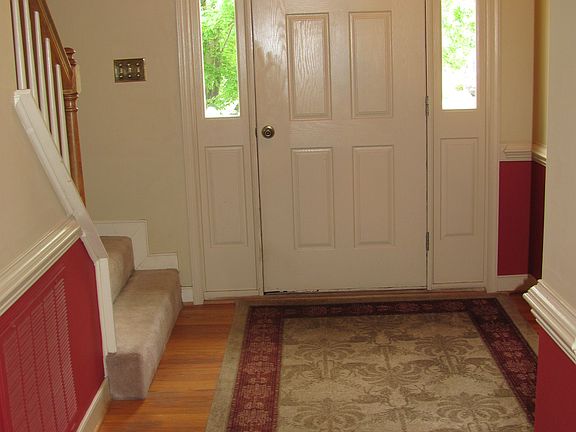 Foyer w/ hardwood floors
