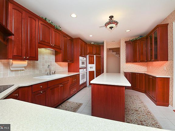 5th image of 284 Country Club Dr