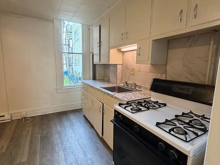 717 W Market St — Photo 14