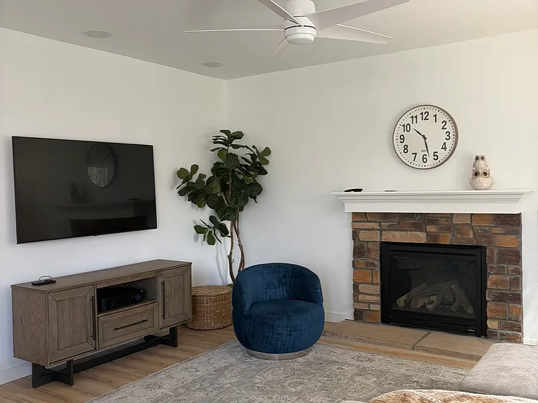 1399 Morningview Ln — Photo 3