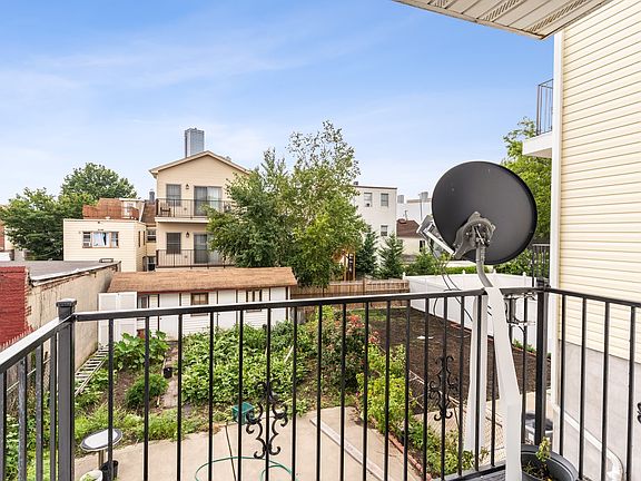 5th image of 129 Laidlaw Ave #1