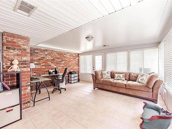 3rd image of 2540 Long Branch Dr