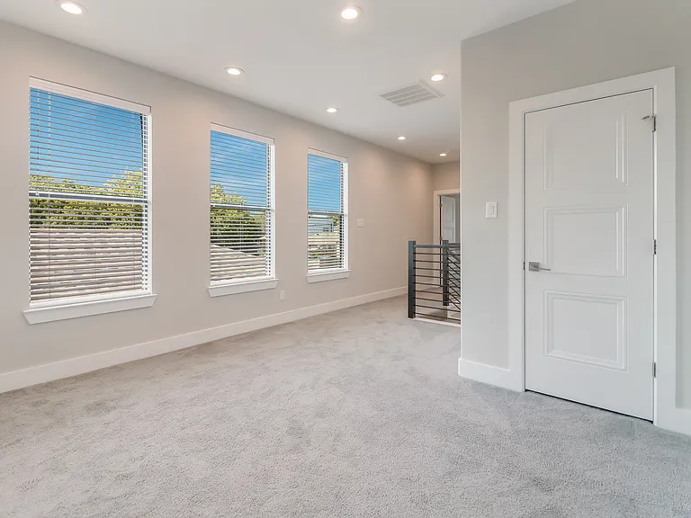 1975 Angelina Dr — Photo 32